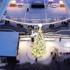 The-Christmas-tree-at-La-Grande-Roue-de-Montral 10