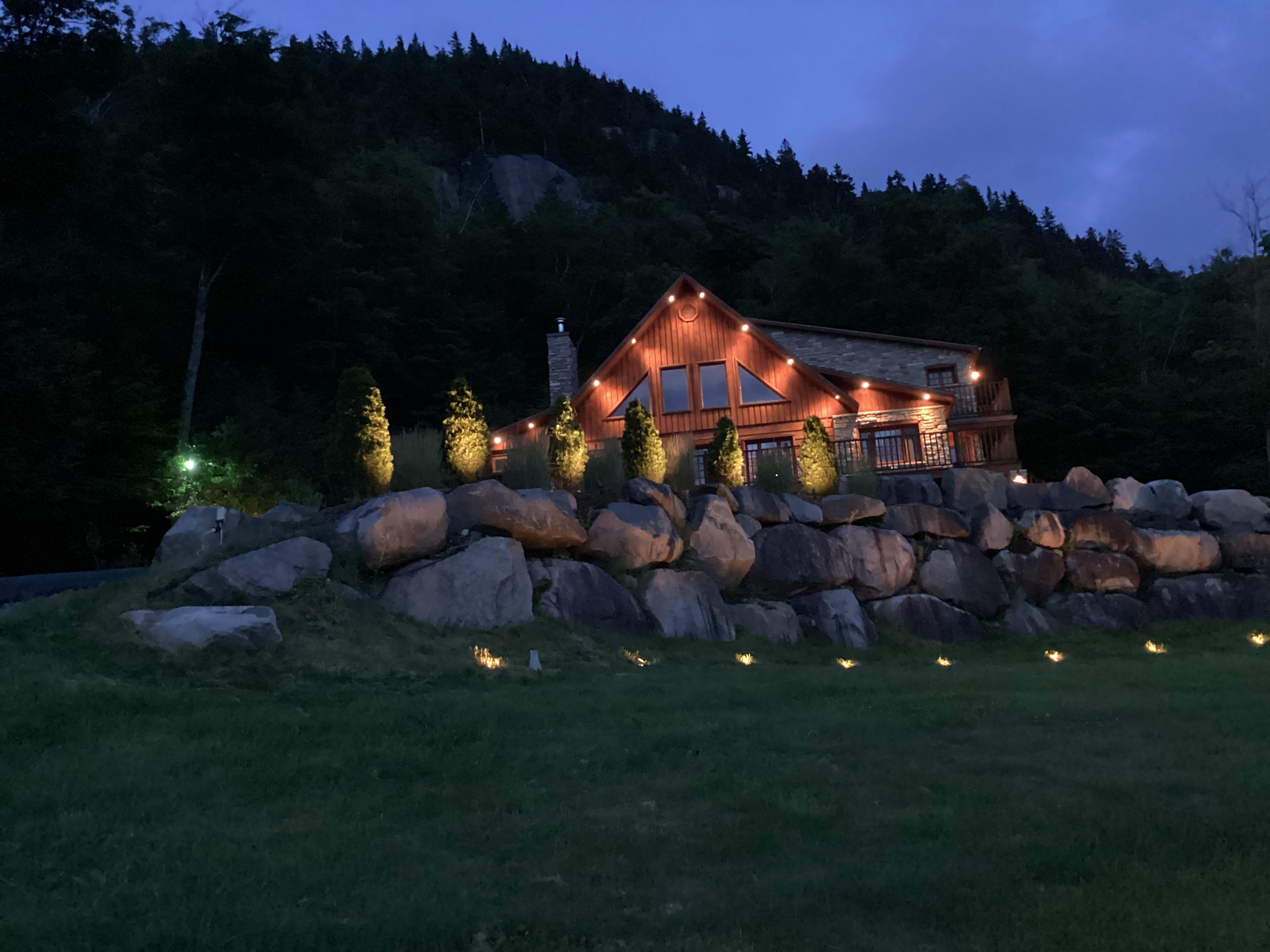 Transform your Sainte-Agathe cottage into a true night-time haven with dazzling landscape lighting.